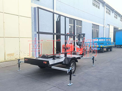 0.6吨简易款LED广告拖车 带四音响4I.jpg